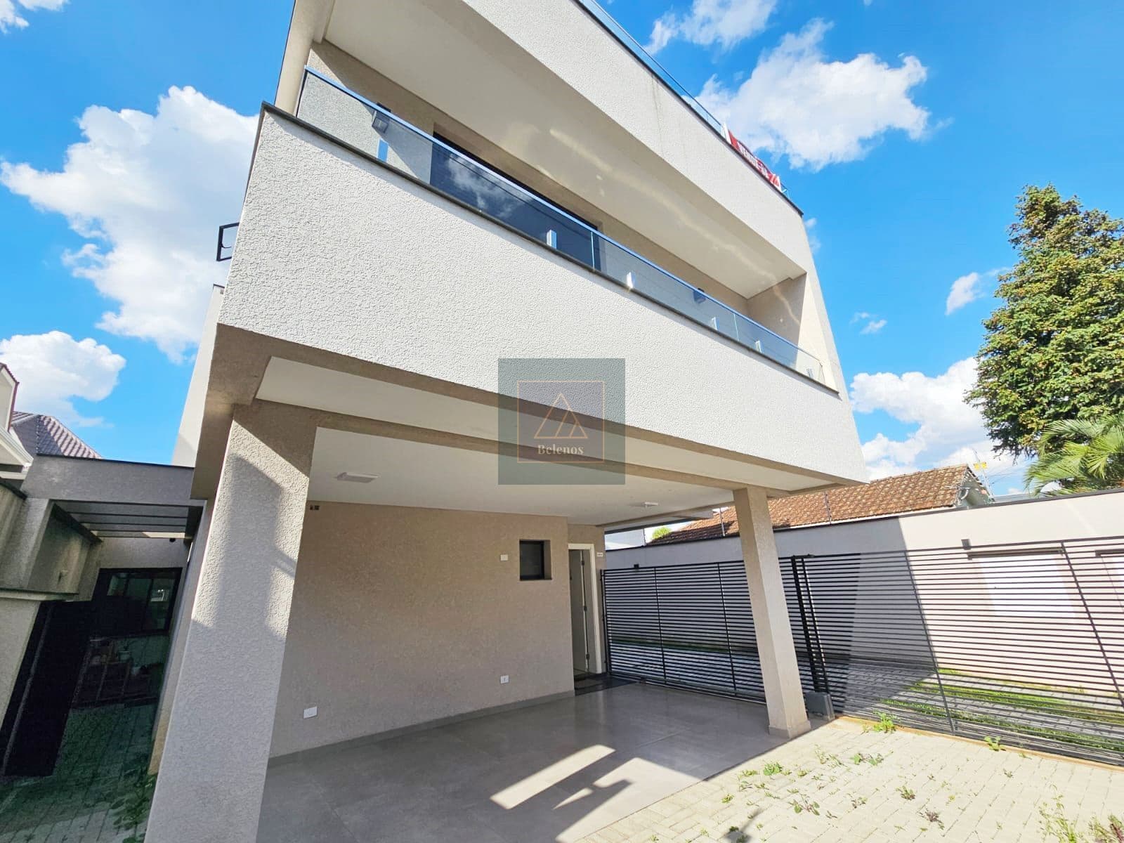 Sobrado Semimobiliado em Condomínio no Bom Retiro! 3 suítes. 2 vagas. 189m² privativos.