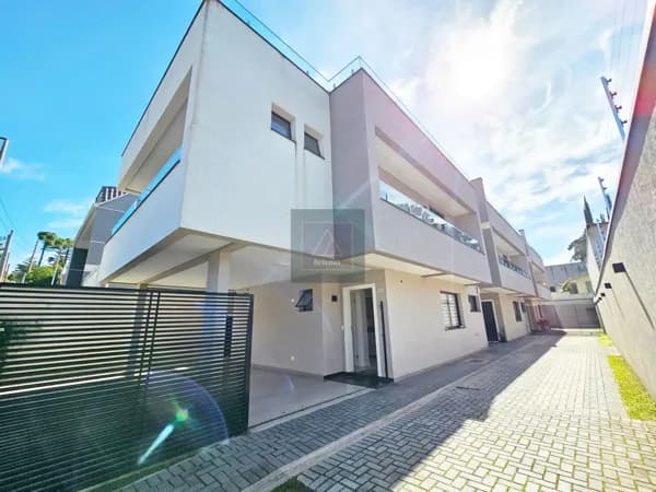 Sobrado Semimobiliado em Condomínio no Bom Retiro! 3 suítes. 2 vagas. 189m² privativos.