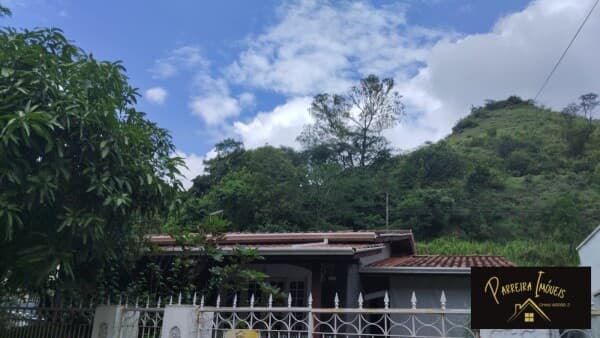 CASA COM PISCINA EM AGUAS DA PRATA