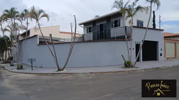 CASA COM 3 DORMITÓRIOS COM PISCINA E CHURRASQUEIRA