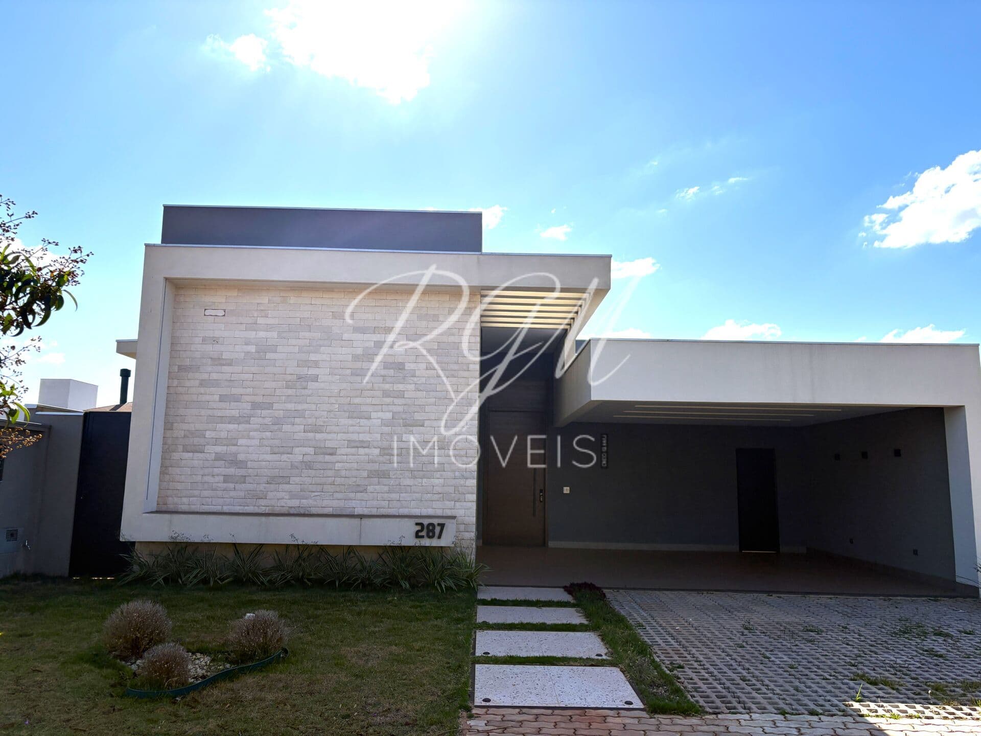 Casa em Condomínio Alphaville II com 3 suítes em Campo Grande, MS