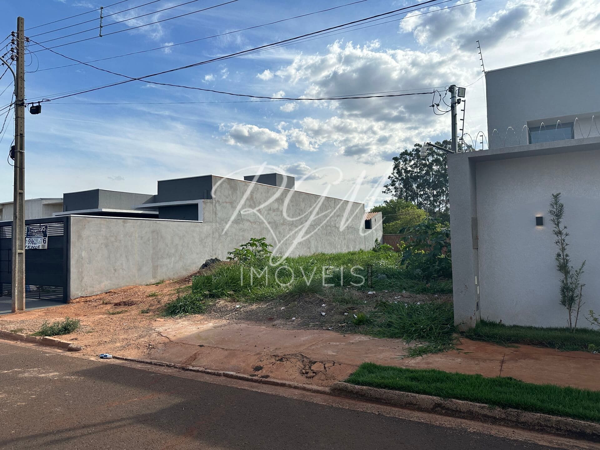 Terreno com 250m², murado, rua asfaltada no Bairro Nort Park em Campo Grande, MS