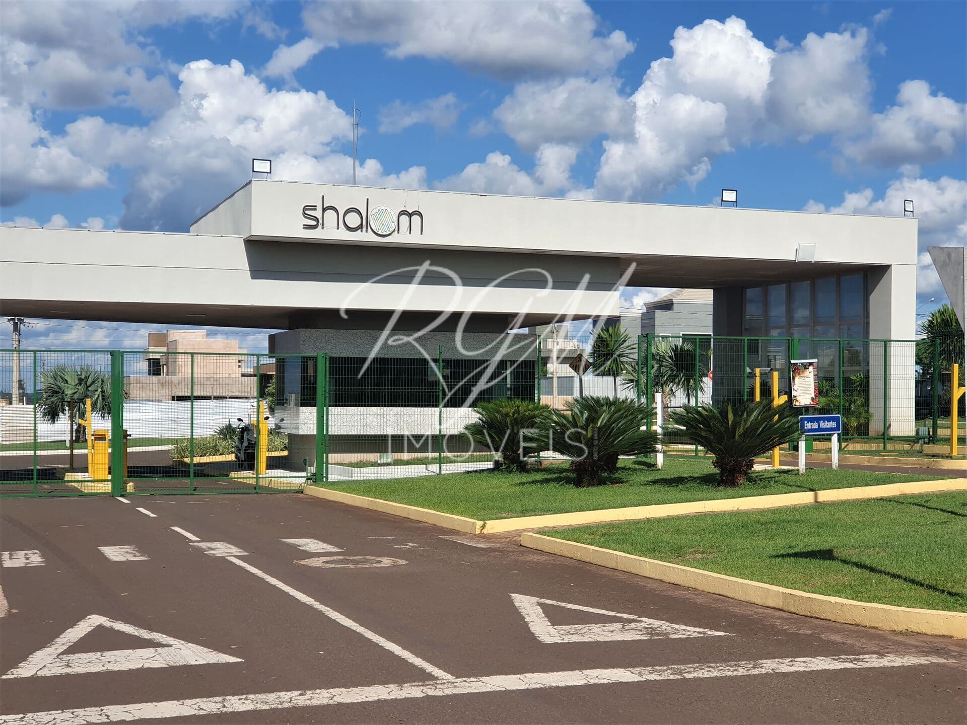 Terreno em Condomínio Residencial Shalom com 361,20 m² próximo a portaria - Campo Grande MS