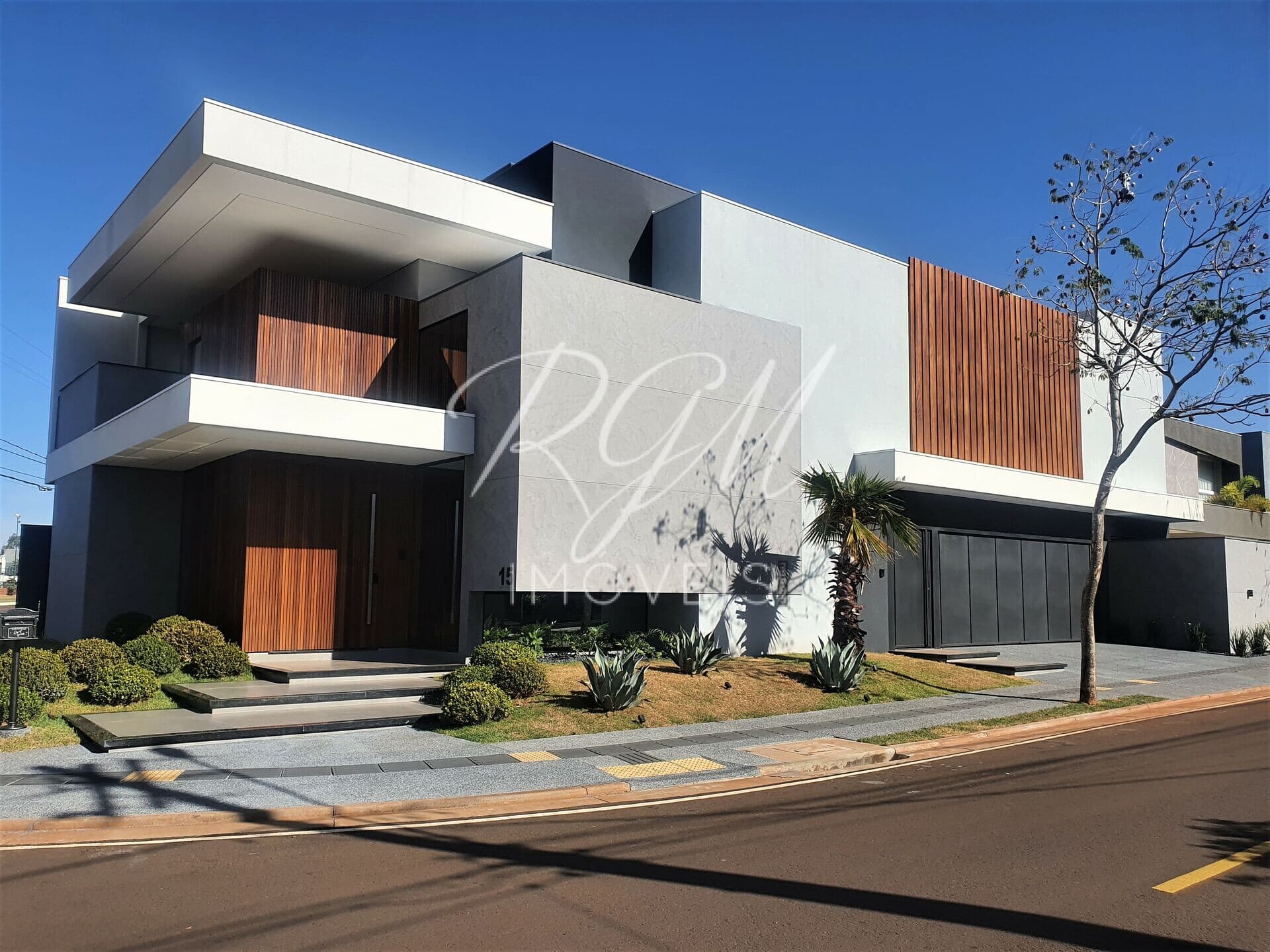 Sobrado Espetacular à Venda no Residencial Damha III com 5 suítes, Campo Grande MS