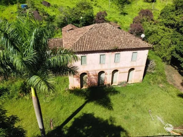 SÍTIO COM CASARÃO CENTENÁRIO EM MUNHOZ/MG