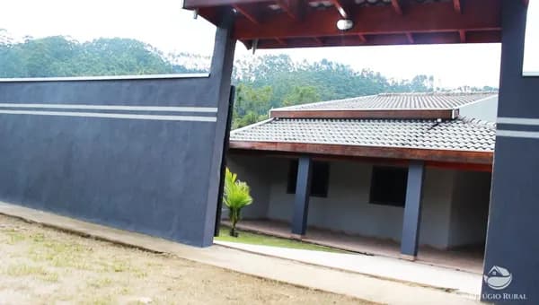 BELÍSSIMA CASA EM MONTEIRO LOBATO/SP