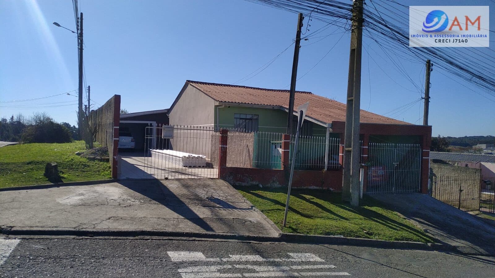 TERRENO COM QUATRO CASAS