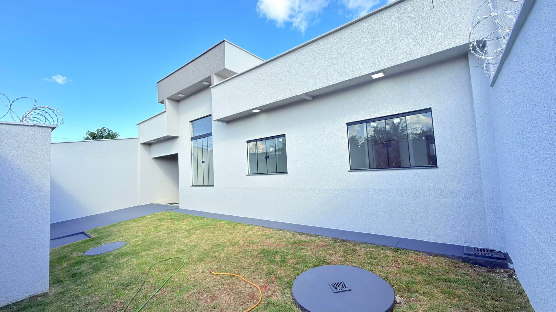 Casa a venda de alto 03 quartos setor jardim ipiranga, ao lado avenida independência,