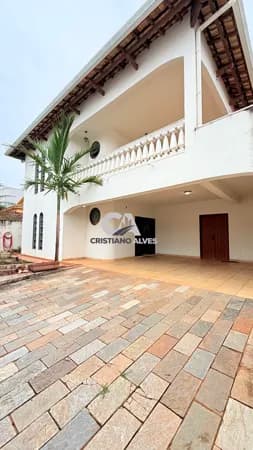 Sobrado sozinho no lote com 04 quartos a venda setor Sul, Goiânia, alto padrão,ótima localização,próximo de loja de conveniências,supermercado, avenidas