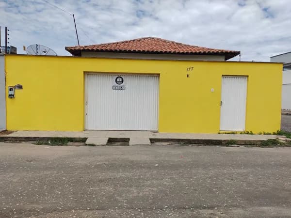 CASA A VENDA PRÓX. PRAÇA DO POVO