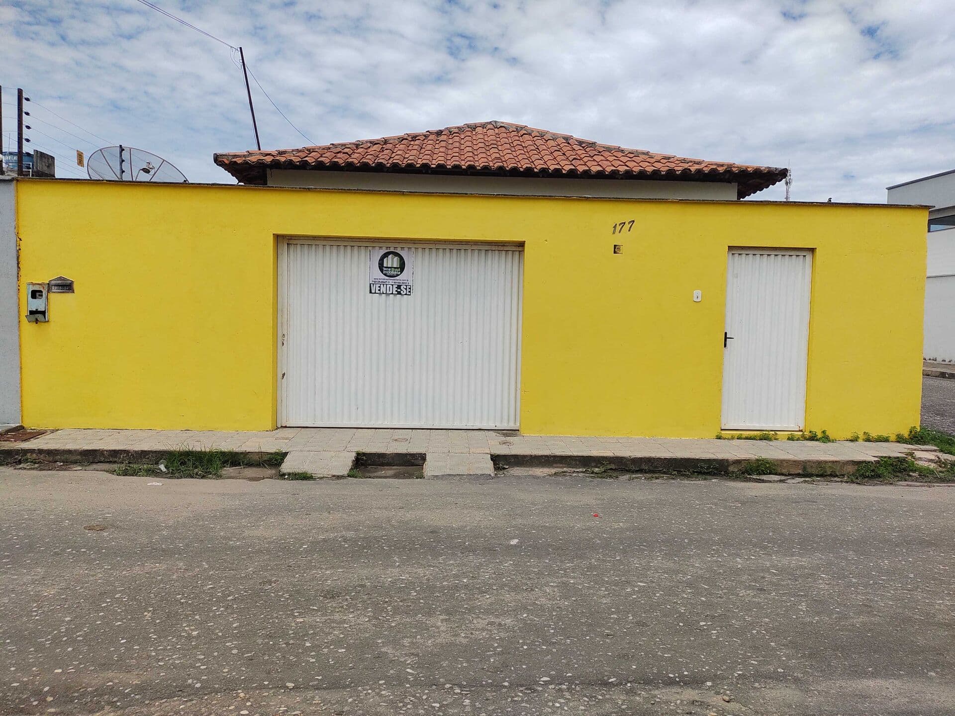 CASA A VENDA PRÓX. PRAÇA DO POVO