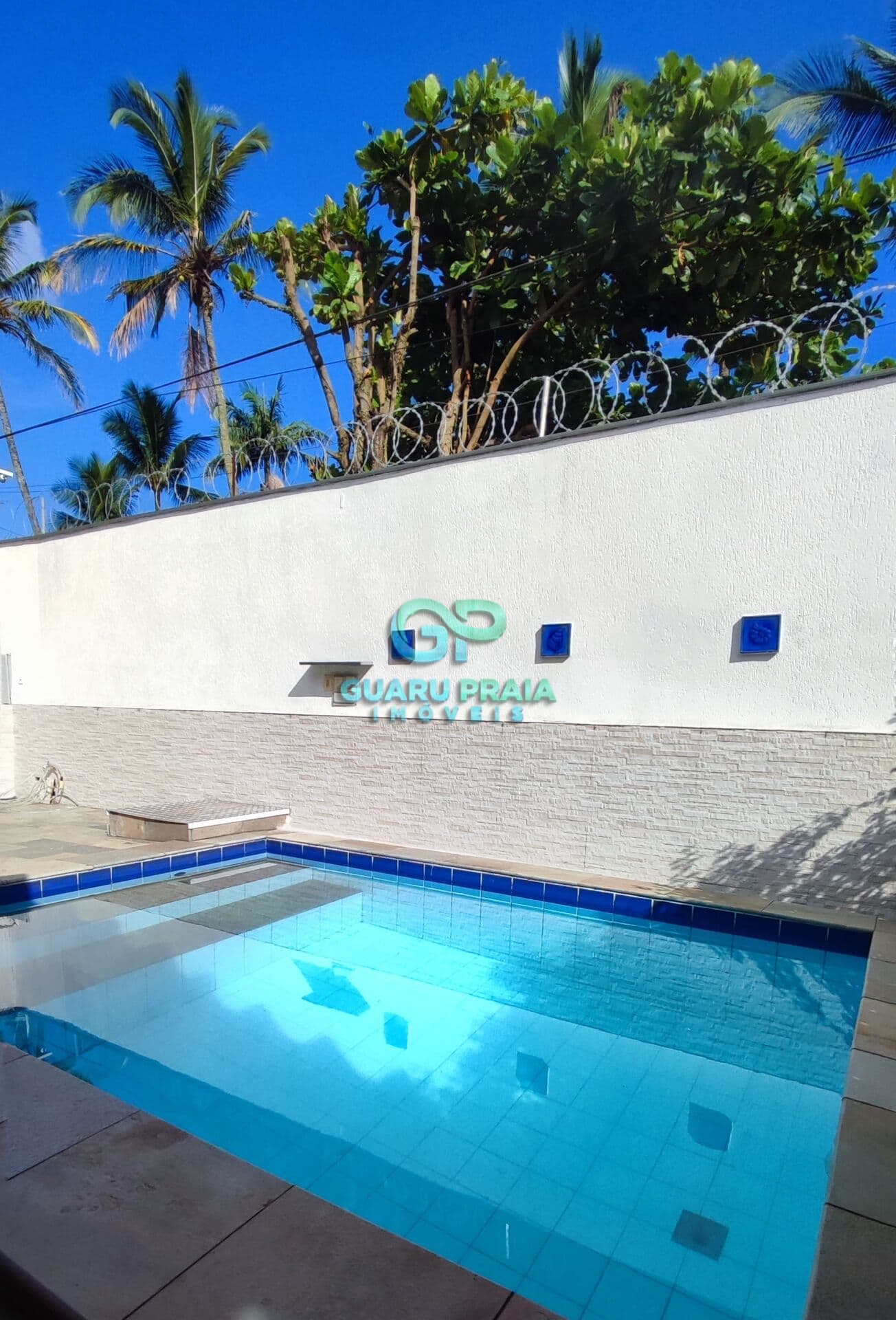 Sala espaçosa para 2 ambientes, varanda, sala de jantar, 3 dormitórios sendo uma suíte, banheiro social, cozinha, lavanderia, piscina, churrasqueira, 1 edícula com 2 suítes, 5 quartos