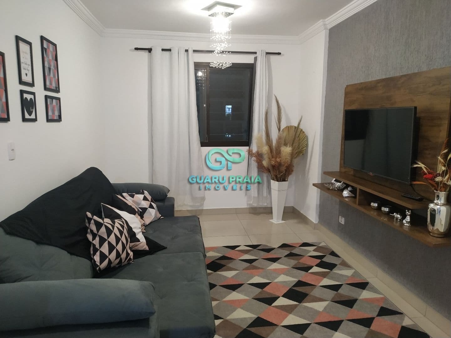 1 dormitório, sala para 2 ambientes, cozinha, banheiro social e de serviço, 1 vaga de garagem
