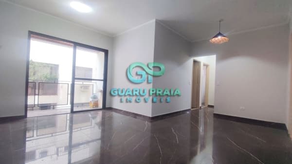 3 quartos, sala para 2 ambientes com sacada, reformado, piso em porcelanato, cozinha com armários, banheiro social e de serviço, área de serviço.