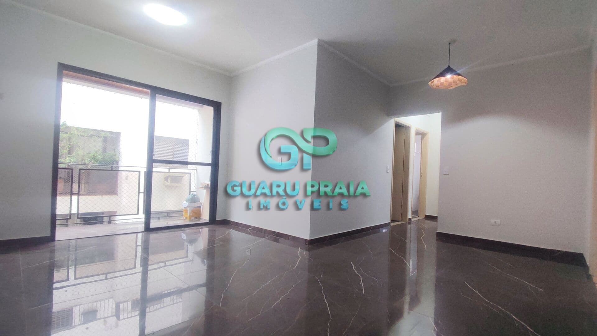 3 quartos, sala para 2 ambientes com sacada, reformado, piso em porcelanato, cozinha com armários, banheiro social e de serviço, área de serviço.