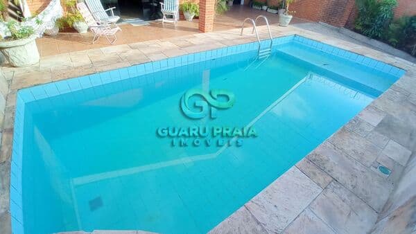 Casa com piscina em rua fechada
