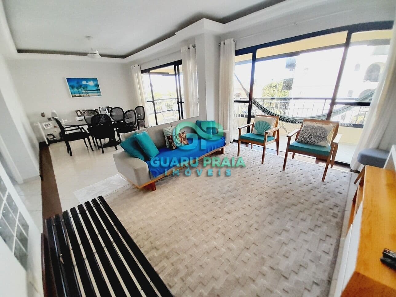 3 dormitórios, sendo 1 suíte, sala 2 ambientes, cozinha planejada, 3 banheiros, área de serviço, totalmente equipado, WC de empregada, terraço e 2 vagas de garagem