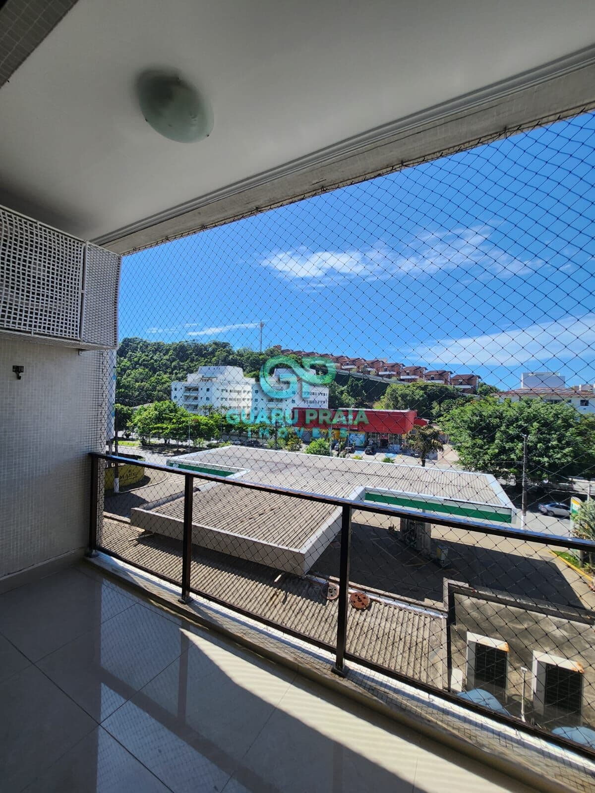 1 sala ampla para 2 ambientes com varanda,1 banheiro social, 2 quartos sendo 1 suíte, armários embutidos, área de serviço e cozinha planejada