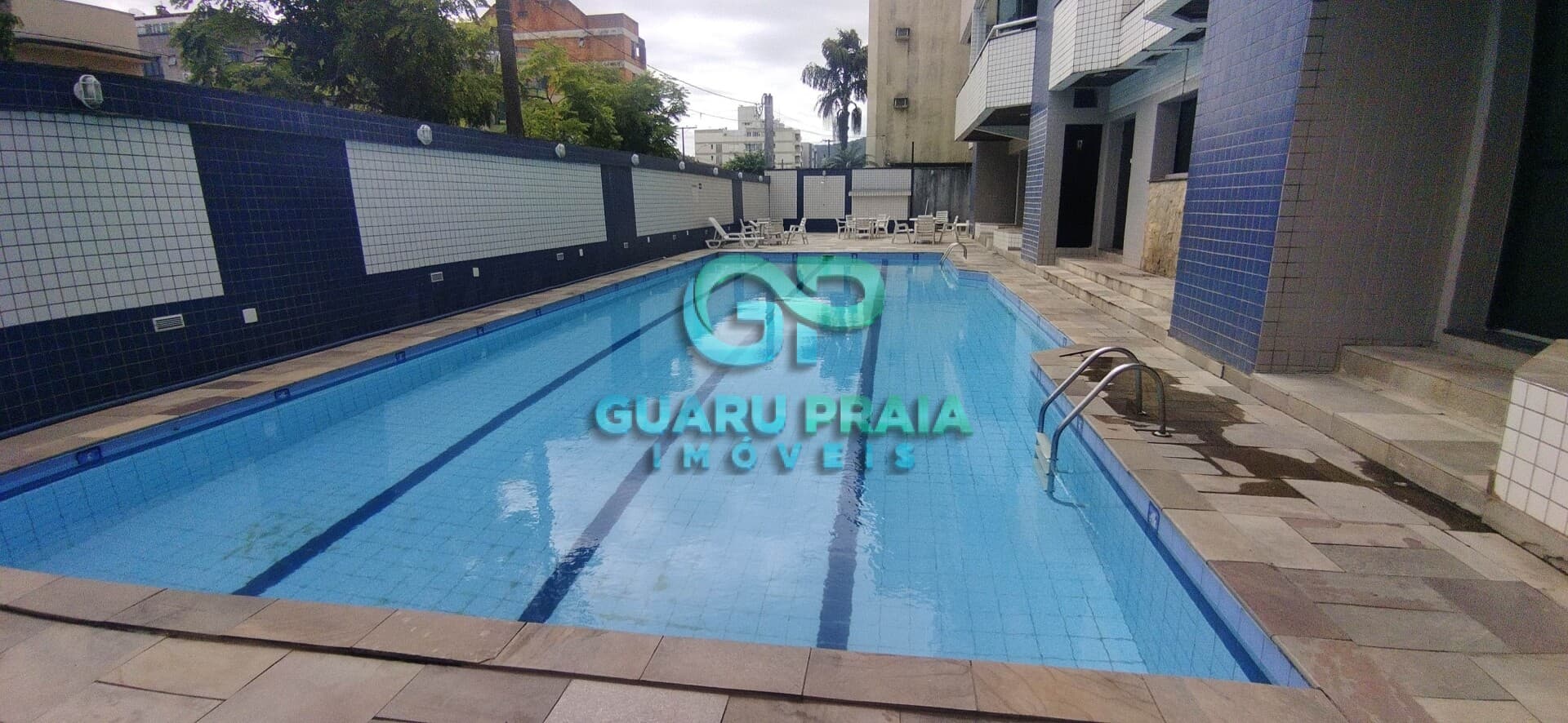Amplo apartamento em prédio com lazer