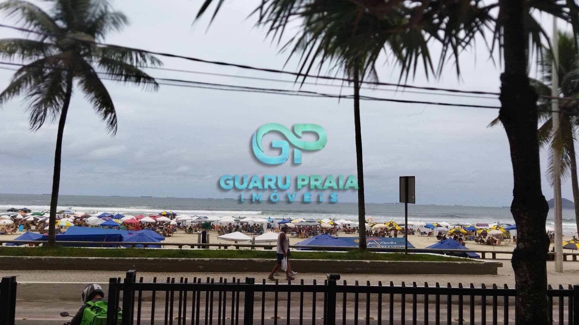 Apartamento em prédio frente mar - Pitangueiras