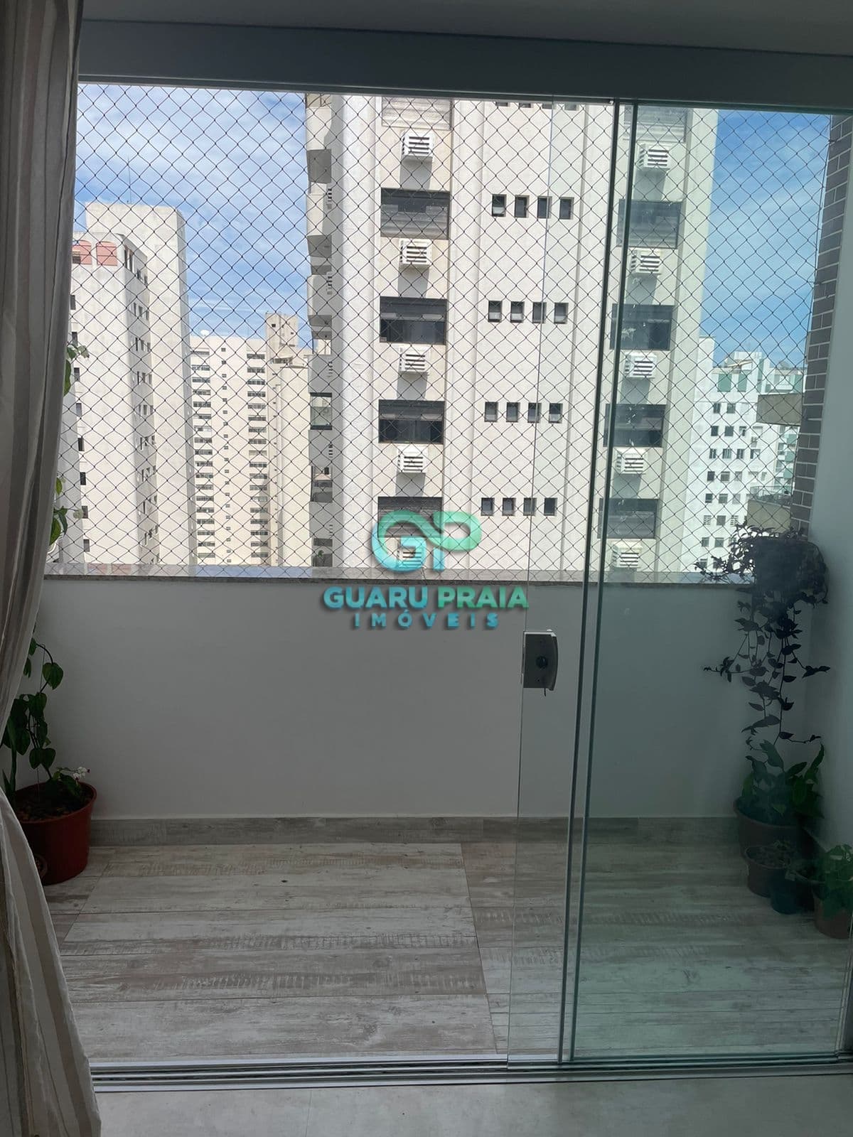 2 banheiros, sala para 2 ambientes, cozinha e lavanderia, 1 vaga de garagem