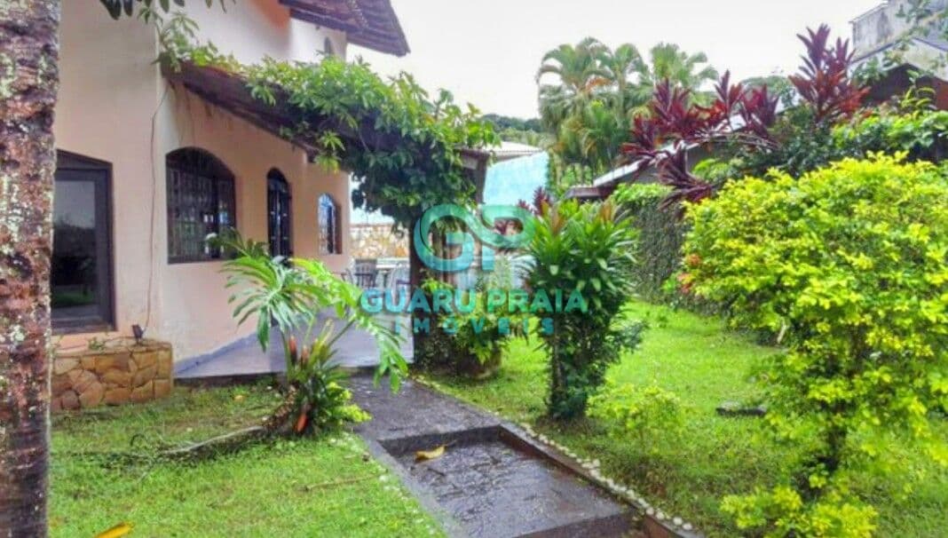 Casa com 6 quartos sendo 4 suítes, sala de jantar, sala de estar, sala de TV, 5 banheiros, cozinha armário planejado, lavanderia, churrasqueira, piscina, lindo jardim arborizado