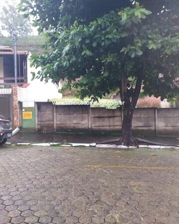 Terreno plano em frente a praça