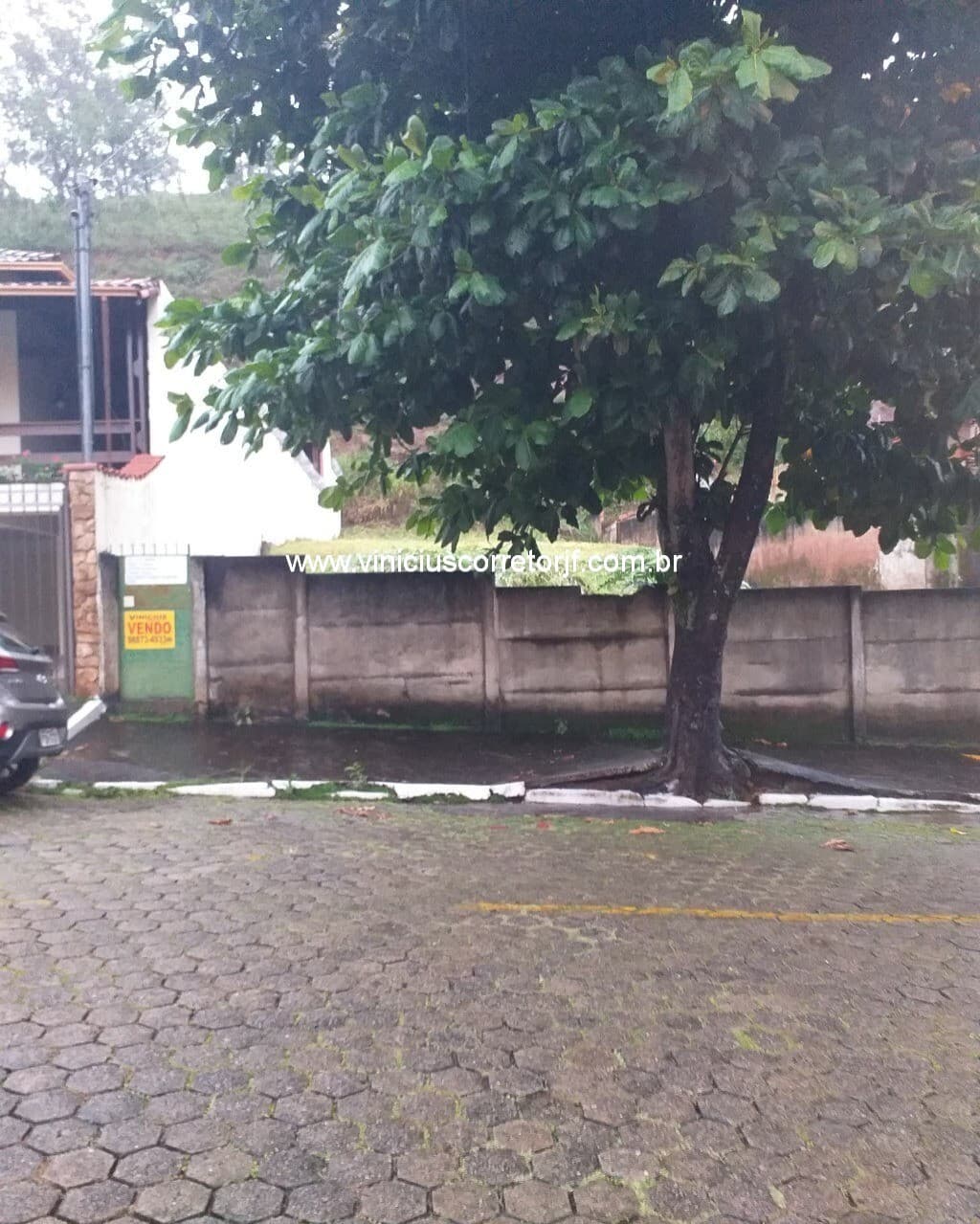 Terreno plano em frente a praça