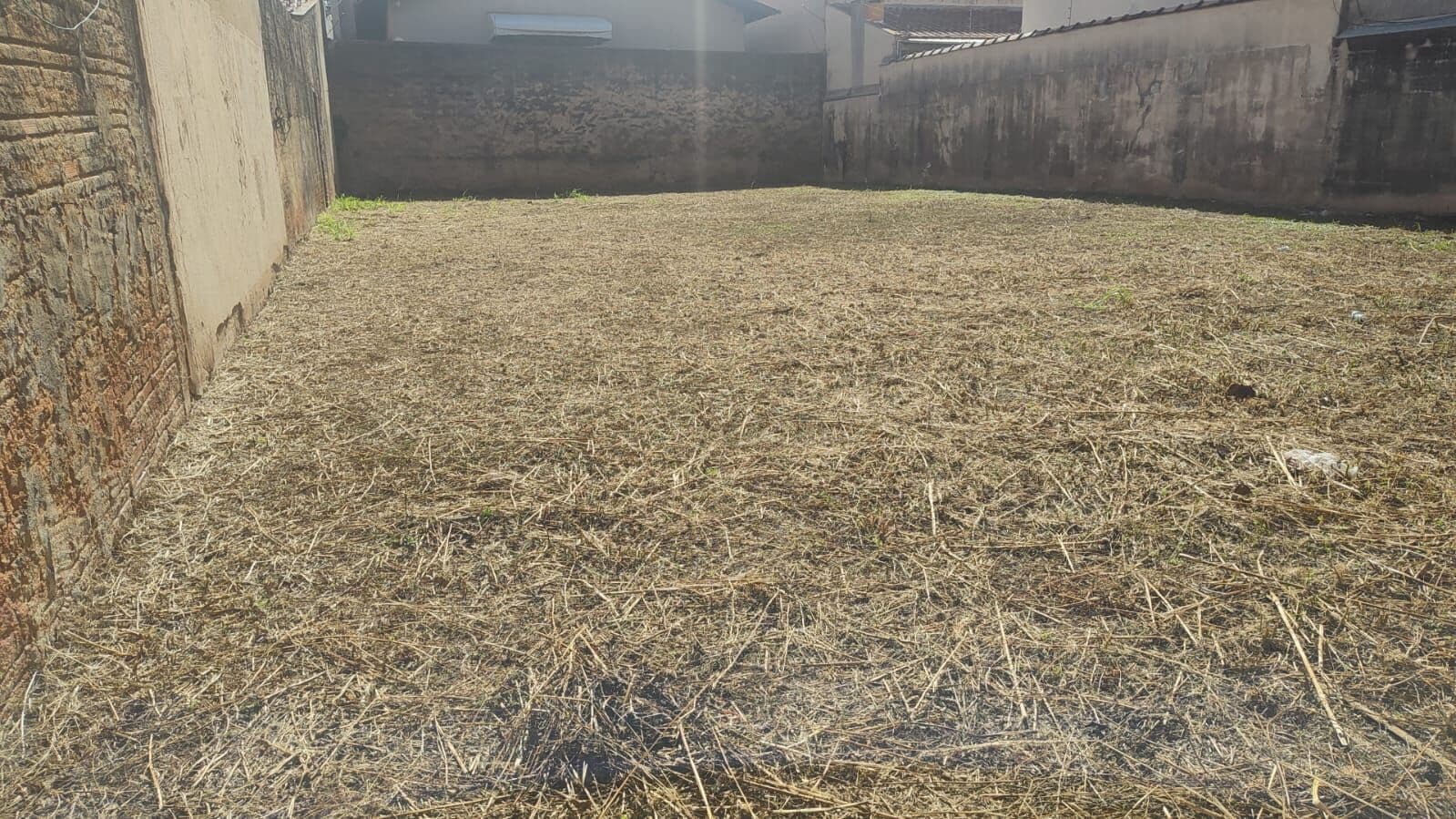 terreno com 300 metros.