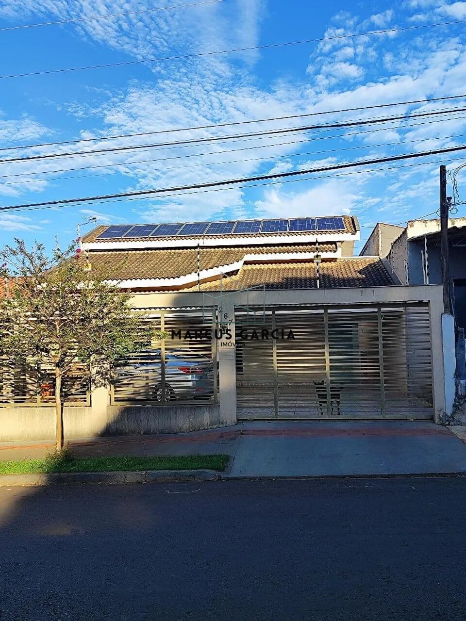 Casa/Sobrado à Venda no Bairro Waldemar Hauer – Londrina/PR | 162m² Construídos | Terreno 290m² | 3 Quartos (1 Suíte com Hidro) | Piscina Aquecida | 5 Vagas | Energia Solar