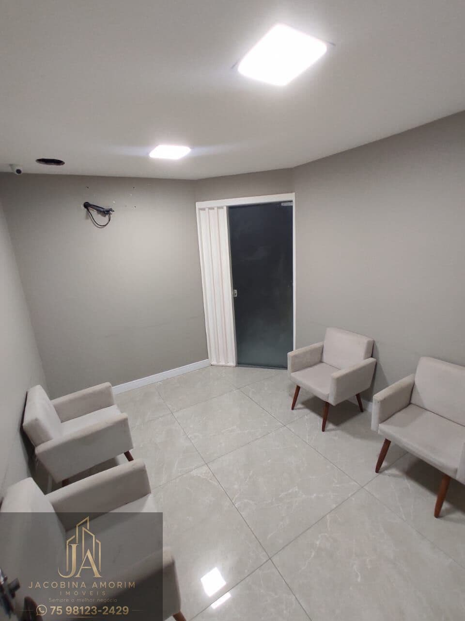 Sala mobiliada para dentista com duas cadeiras instaladas