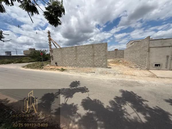 Terreno murado na Avenida das Azaleias