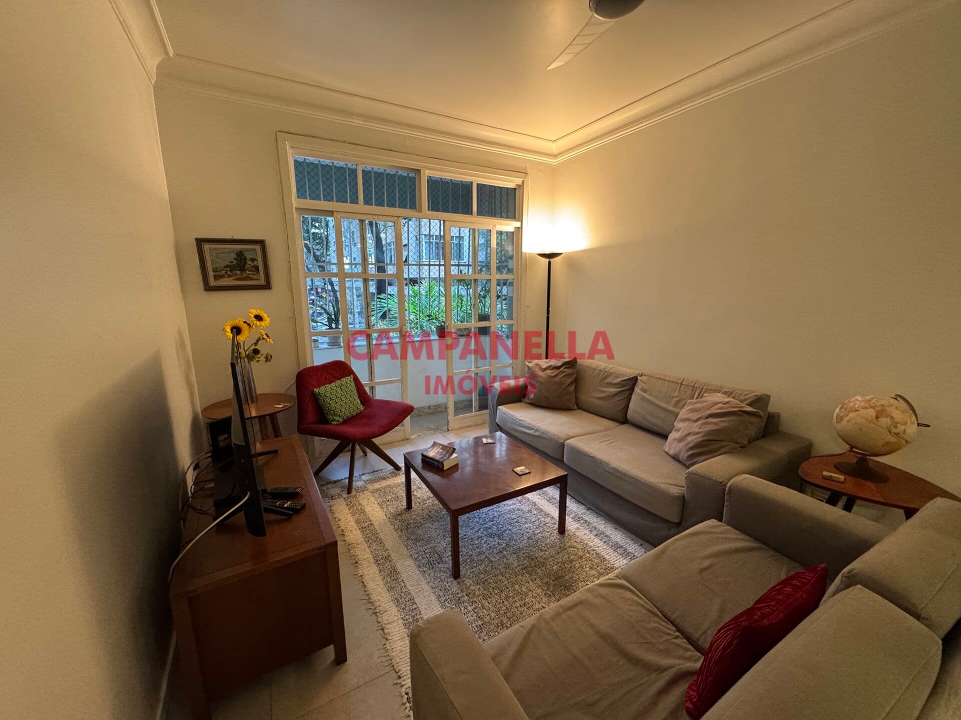 Apartamento Debruçado praia do Leme, 02 quartos, dependência Leme RJ
