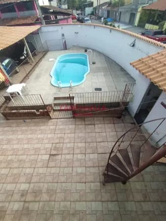 Casa Duplex residencial com piscina e garagem.