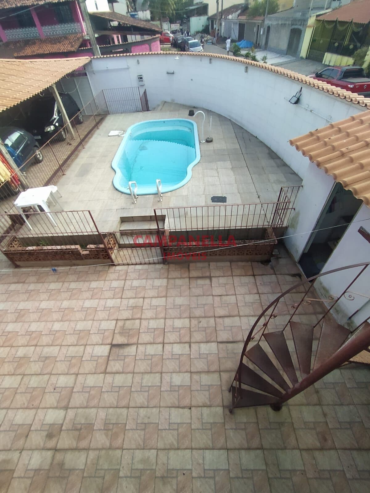 Casa Duplex residencial com piscina e garagem.