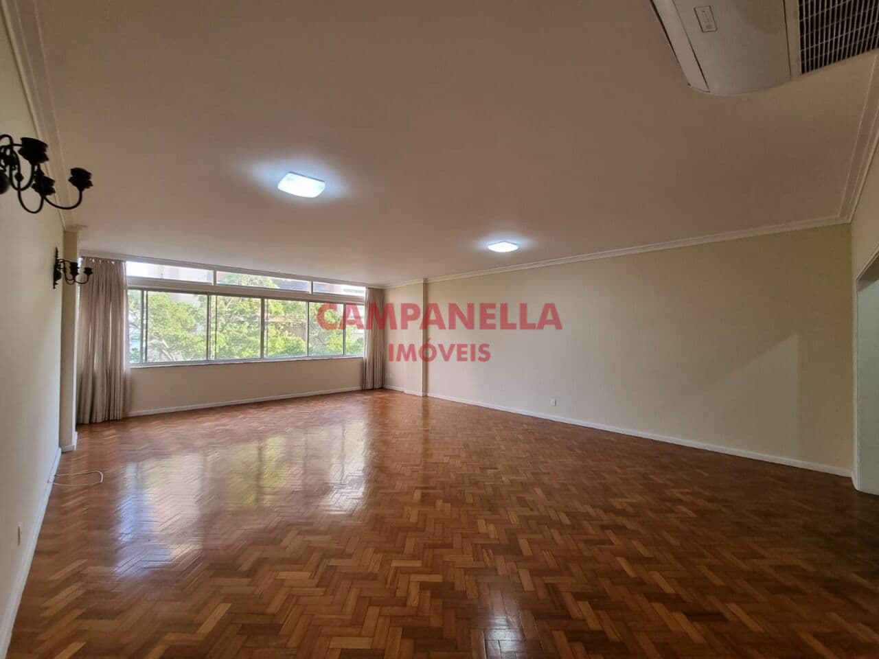 Apartamento 3 quartos, suíte, dependências 2 vagas, quadra da Praia Ipanema