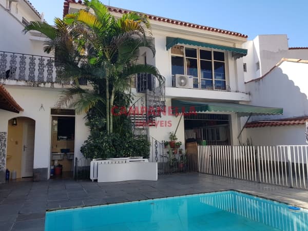 Espetacular casa com piscina em rua residencial, Grajaú RJ