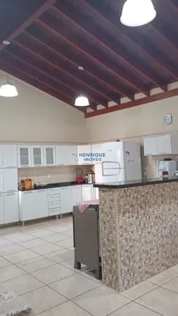 Casa ampla com 3 dormitórios, cozinha gourmet impecável