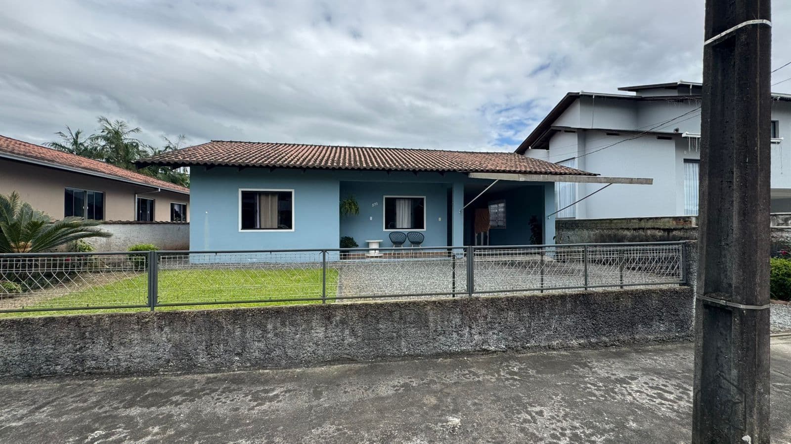 Casa com laje e amplo terreno
