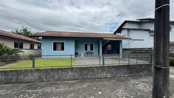 Casa com laje e amplo terreno