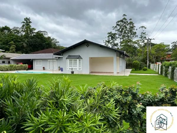 Casa com Piscina à venda em Pirabeiraba