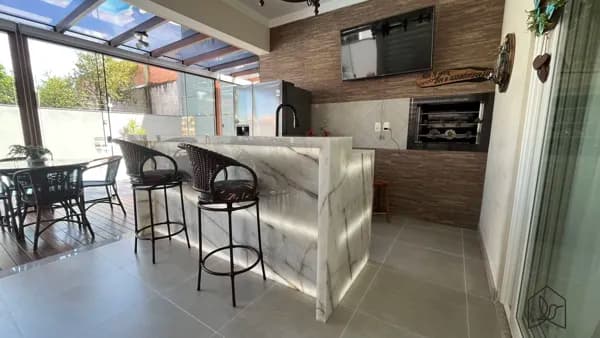 CASA MODERNA COM 4 QUARTOS