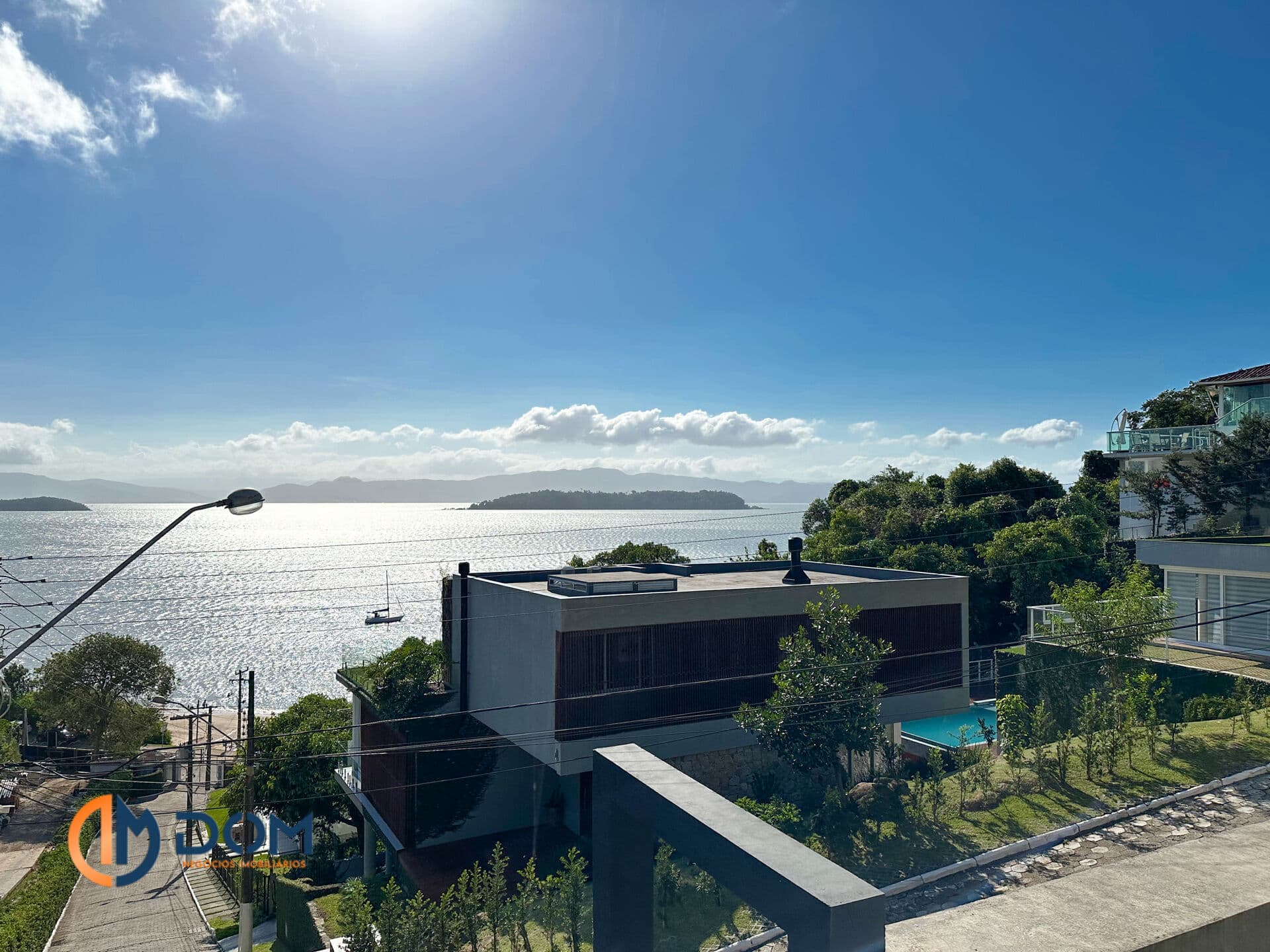Triplex Alto Padrão em Condomínio Fechado Frente Mar