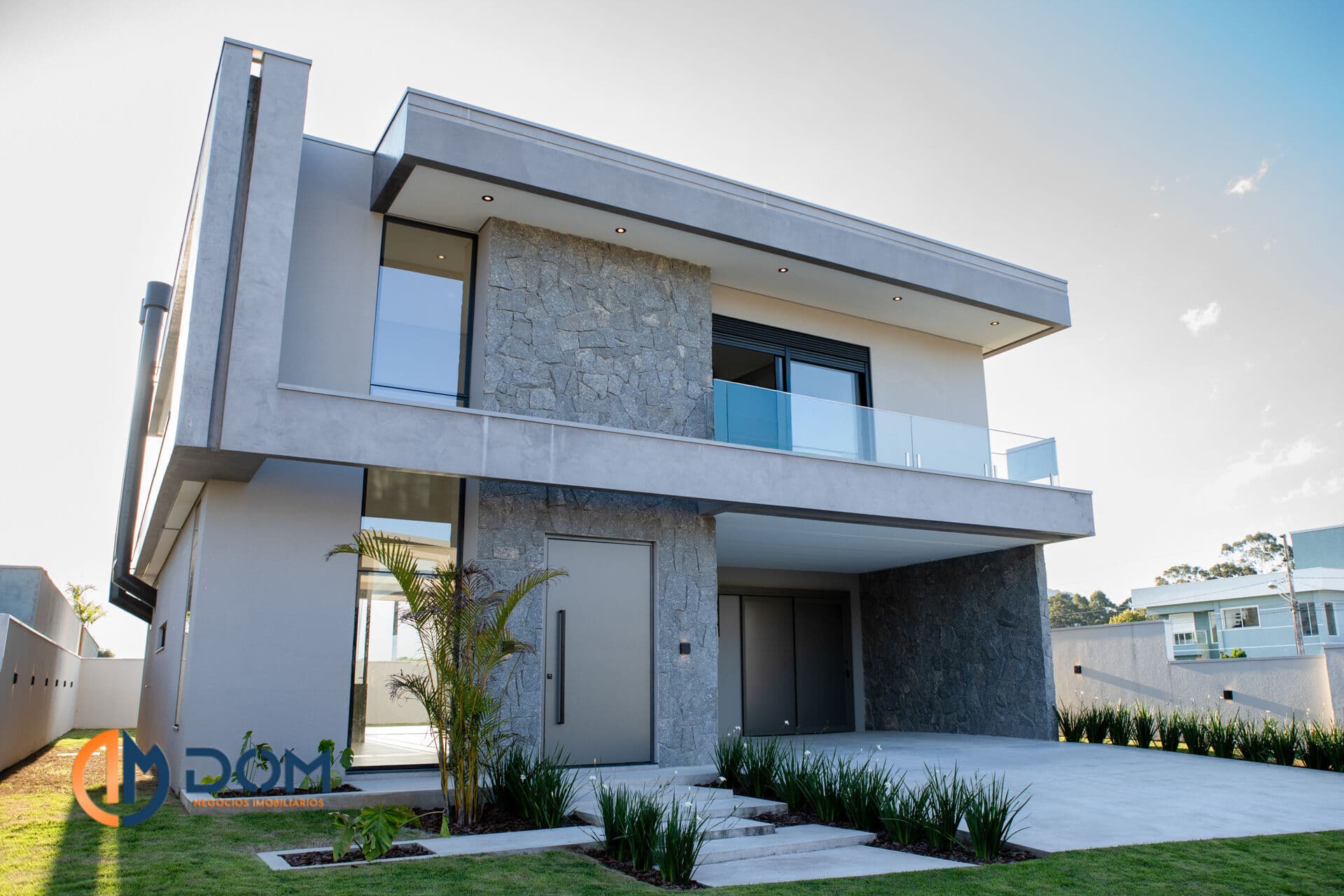 Casa Alto Padrão semi mobiliada localizada em condomínio fechado de Alto Padrão