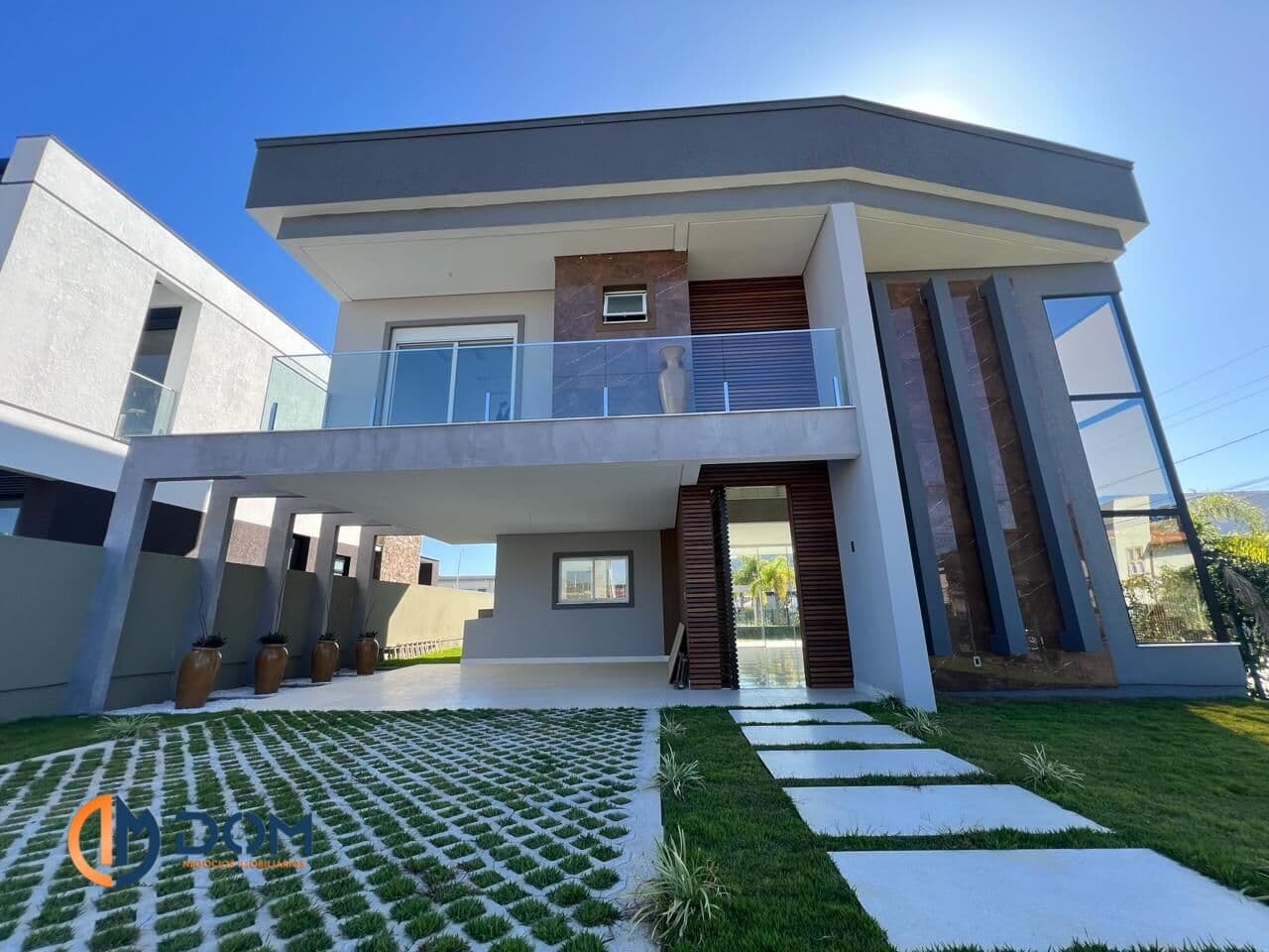 Sobrado alto padrão- Florianópolis - aproximadamente a 7,2km da praia