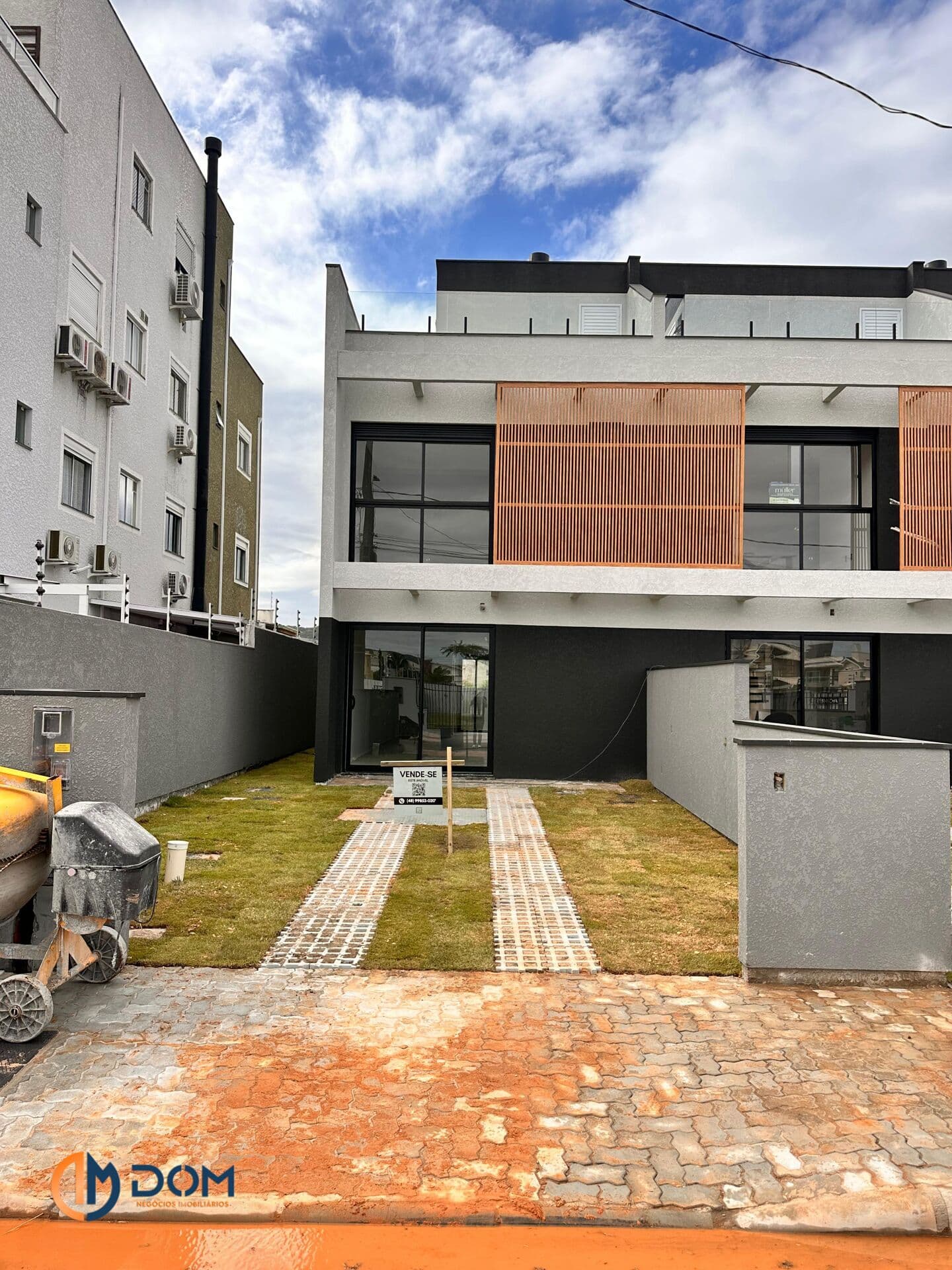 Casa Alto Padrão com 03 suítes - aproximadamente 1,3km da praia dos Ingleses