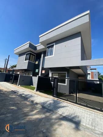 Sobrado com 129m² à aproximadamente 2,5km da Praia dos Ingleses.