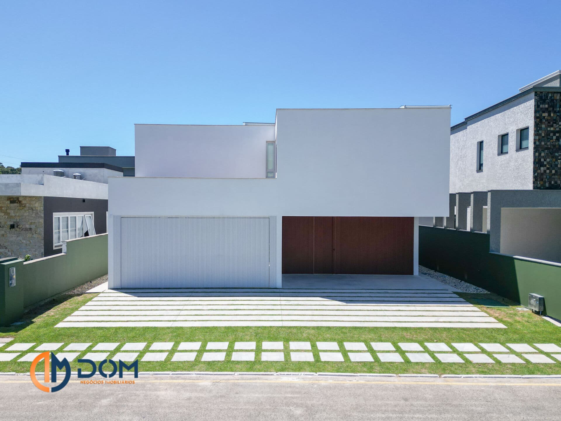 Casa à venda com arquitetura e acabamentos de alto padrão com 4 suítes em condomínio fechado, localizado aproximadamente 6,6km da Praia dos Ingleses, Florianópolis/SC.
