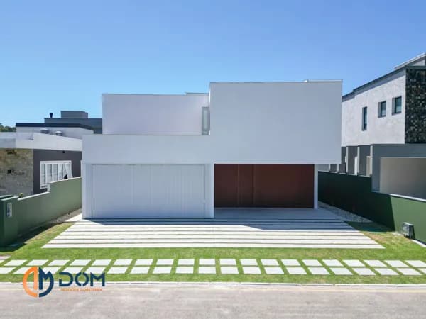Casa à venda com arquitetura e acabamentos de alto padrão com 4 suítes em condomínio fechado, localizado aproximadamente 6,6km da Praia dos Ingleses, Florianópolis/SC.
