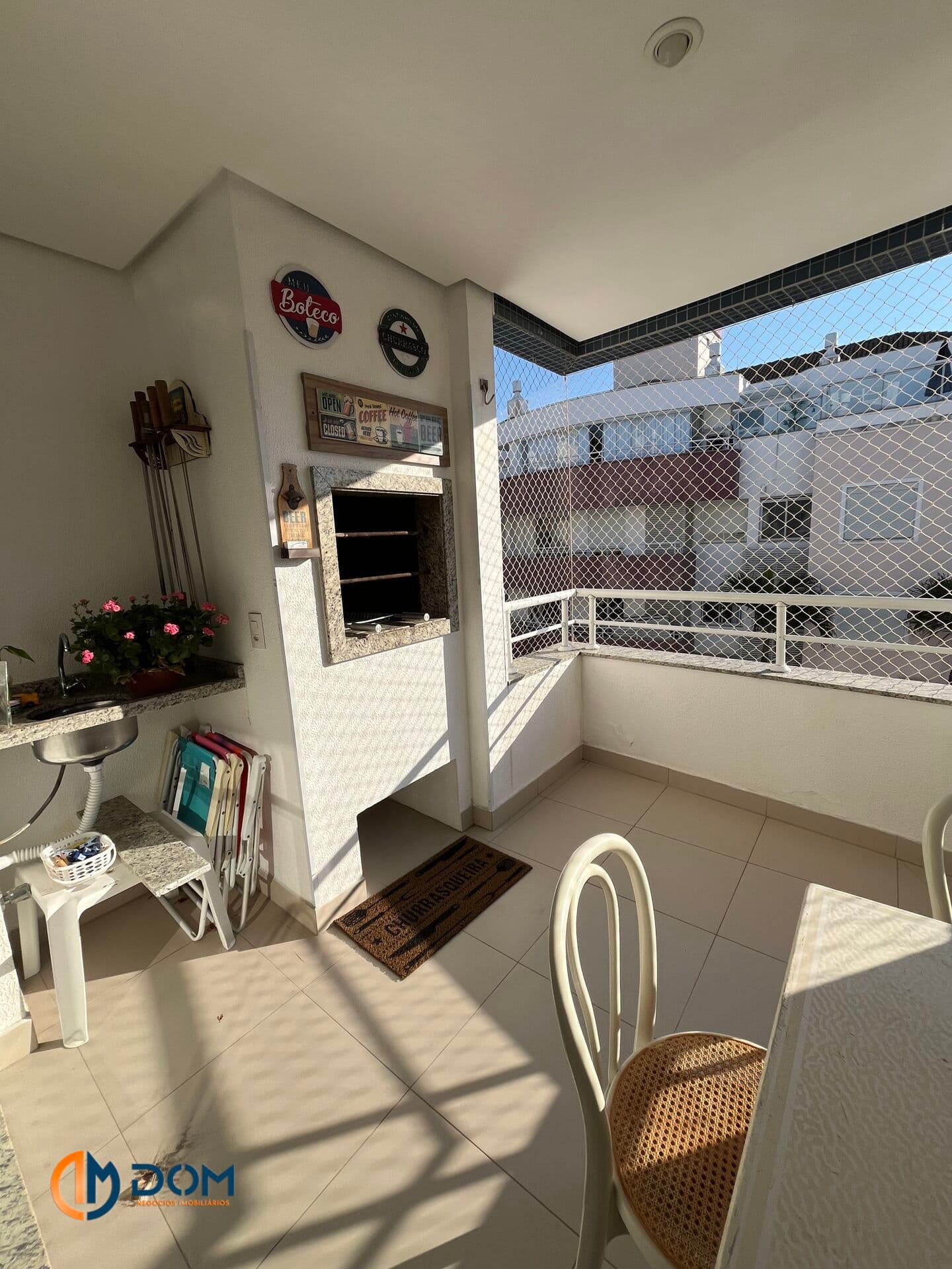 Apartamento Padrão - localizado aproximadamente 300 metros da praia dos ingleses